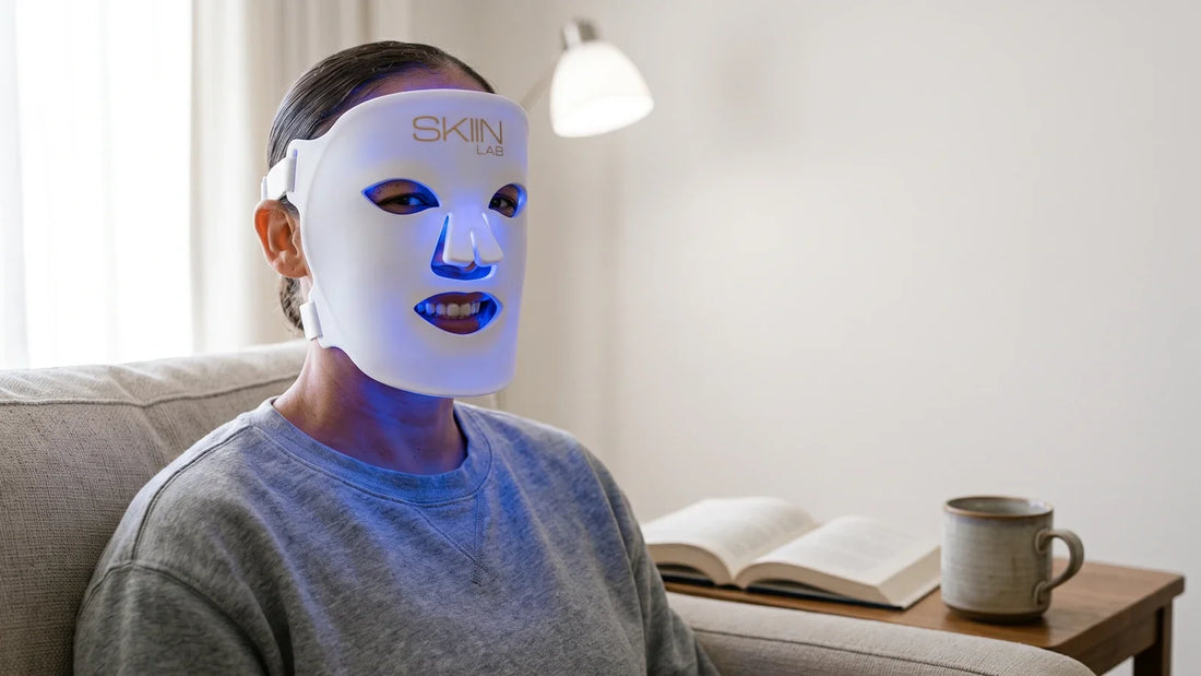 Illustration de la différence entre une lampe de luminothérapie classique contre la baisse de moral hivernale et une lumière colorée appliquée sur la peau du visage