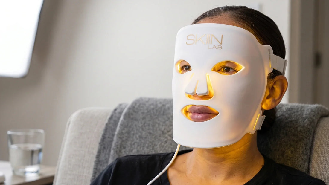 Visuel illustrant les précautions d'usage d'un masque LED visage, lumière douce posée sur la peau