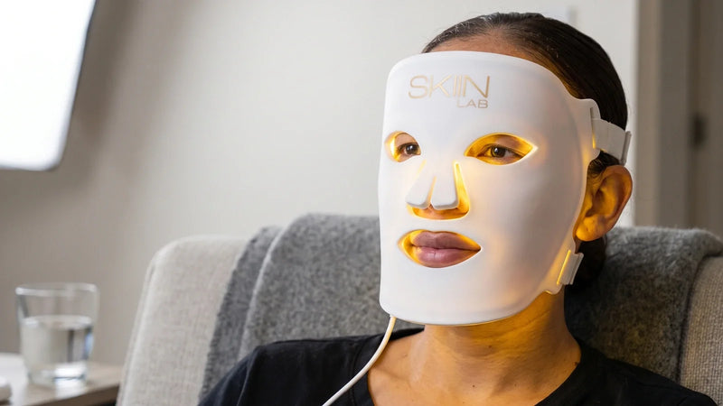 Visuel illustrant les précautions d'usage d'un masque LED visage, lumière douce posée sur la peau