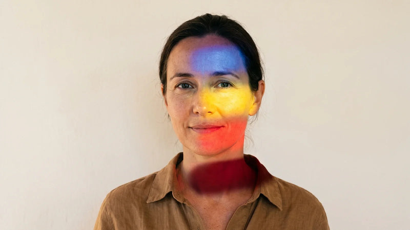 Visuel illustrant la photobiomodulation, une lumière colorée appliquée sur la peau du visage