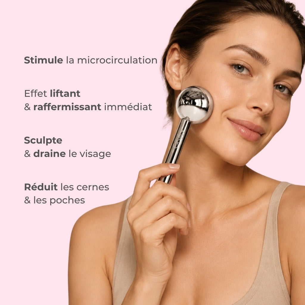 Femme souriante passant la sphère du Cryo Ice Glow sur sa pommette, avec quatre mentions incrustées : stimule la microcirculation, effet liftant et raffermissant immédiat, sculpte et draine le visage, réduit les cernes et les poches