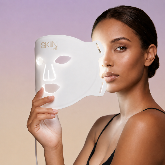 Femme tenant le masque LED visage Lumina 630, lumière infrarouge subtile à l'intérieur du masque