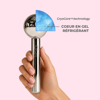 Main tenant le Cryo Ice Glow, un quart de la sphère représenté en coupe bleue translucide, mention CryoCore technology et cœur en gel réfrigérant