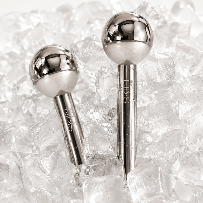 Deux Cryo Ice Glow posés sur un lit de glaçons, sphères en acier inoxydable chromé poli miroir et manches gravés SKIIN LAB