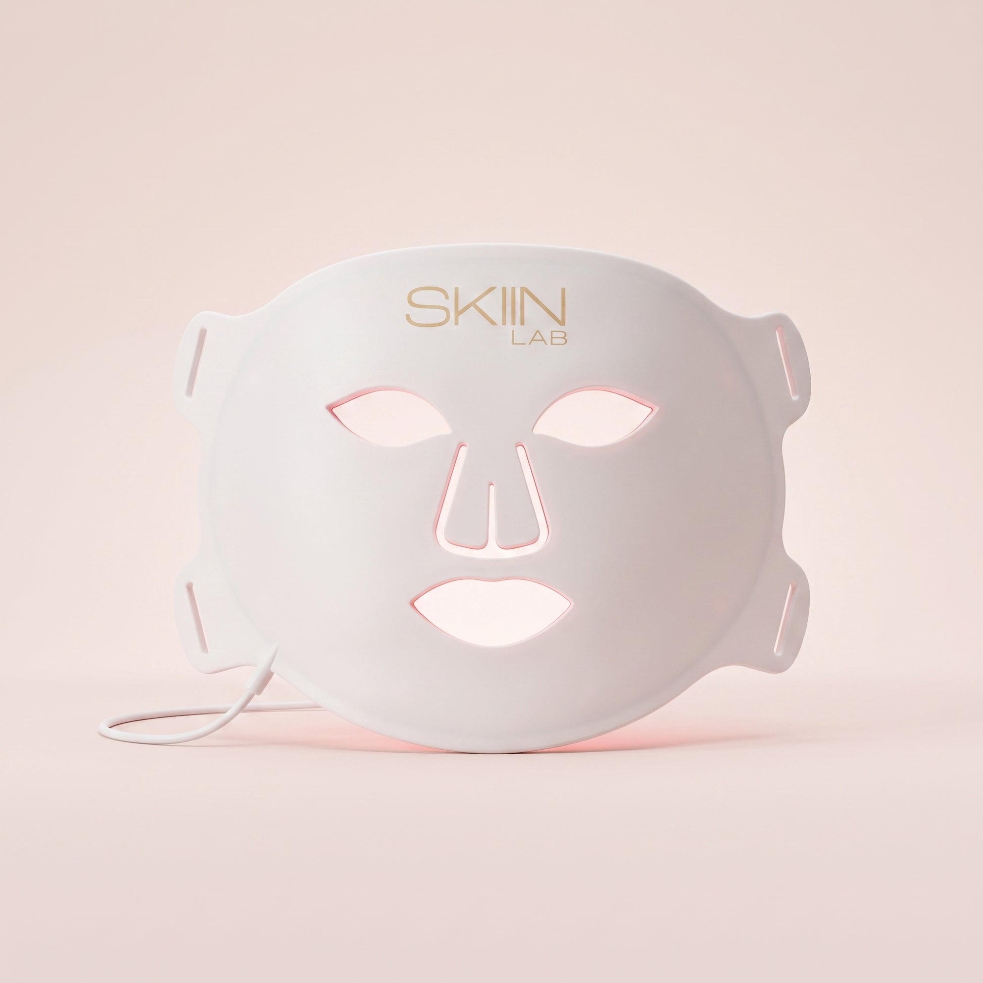 Masque LED visage Lumina 630 de SkiinLAB : masque de luminothérapie en silicone souple blanc, vu de face, ouvertures yeux et bouche