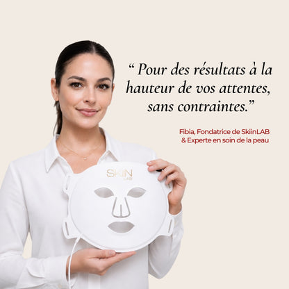 Fibia, fondatrice et experte en soin de la peau de SkiinLAB, présentant le masque LED visage Lumina 630