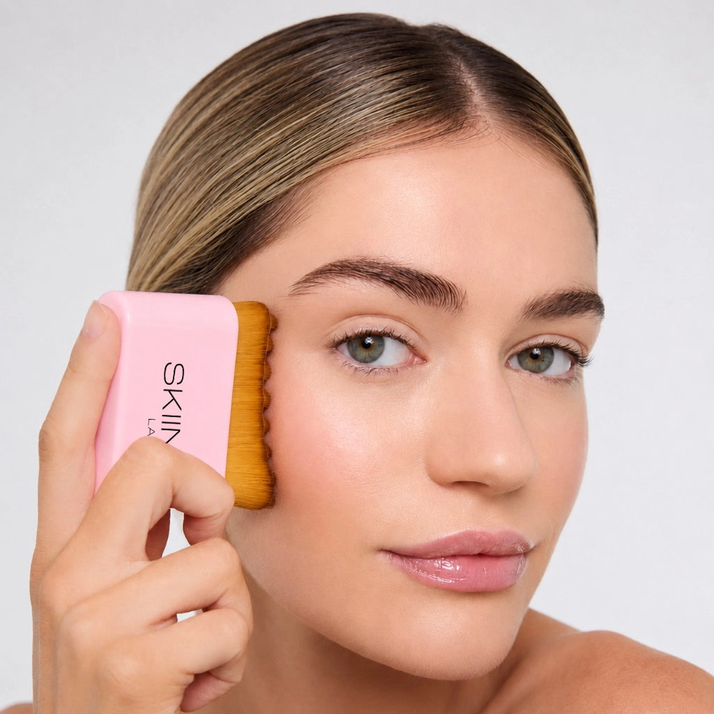 Geste de drainage lymphatique du visage avec la brosse SkiinLAB posée sur la pommette, modèle à la peau claire