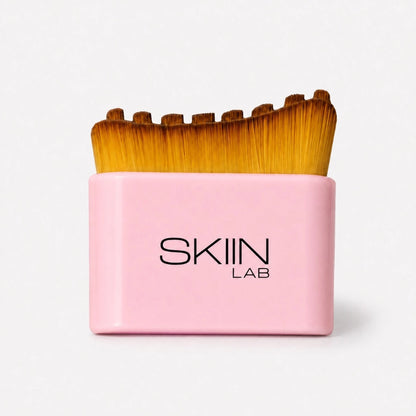 Brosse lymphatique visage SkiinLAB, manche rose laqué et poils synthétiques miel découpés en créneaux, vue de face