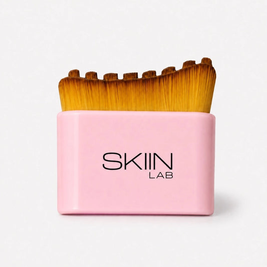 Brosse lymphatique visage SkiinLAB, manche rose laqué et poils synthétiques miel découpés en créneaux, vue de face