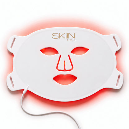 Masque LED rouge visage Lumina 630 allumé, silicone souple blanc et logo SkiinLAB sur fond blanc